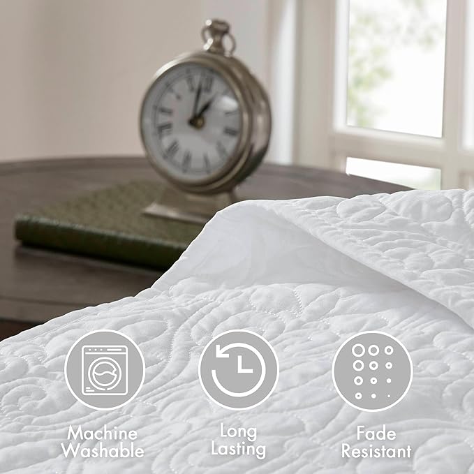 Madison Park Quebec Reversible Quilt Set Damask Design, Double Sided Stitching All Season, Lightweight Bedspread Bedding Set, Matching Sham, White, Twin(81"x110") 2 Piece
