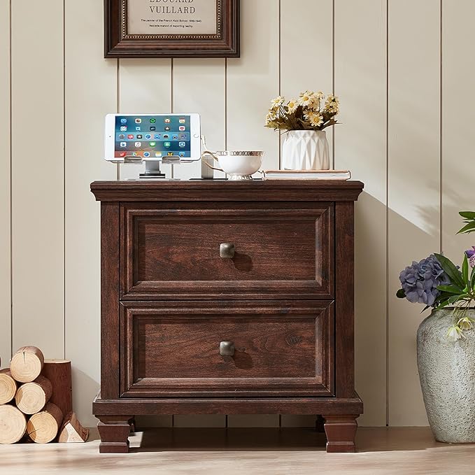 Farmhouse Nightstand with Charging Station, Rustic Low Night Stand with 2 Drawers, Mid-Century Modern End Table with 4 Square Solid Wood Legs, Small Dresser for Bedroom, Home, Walnut